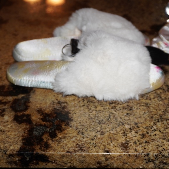 NWT INC Faux Fur slippers and matching sleep eye mask. - Picture 4 of 6